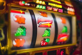 Tampilan antarmuka aplikasi koboy slot di Android dan web browser