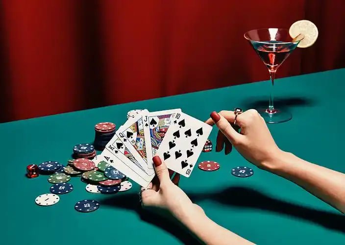 Antarmuka permainan Diamond Empire di koboy slot dengan gulungan dan simbol berlian