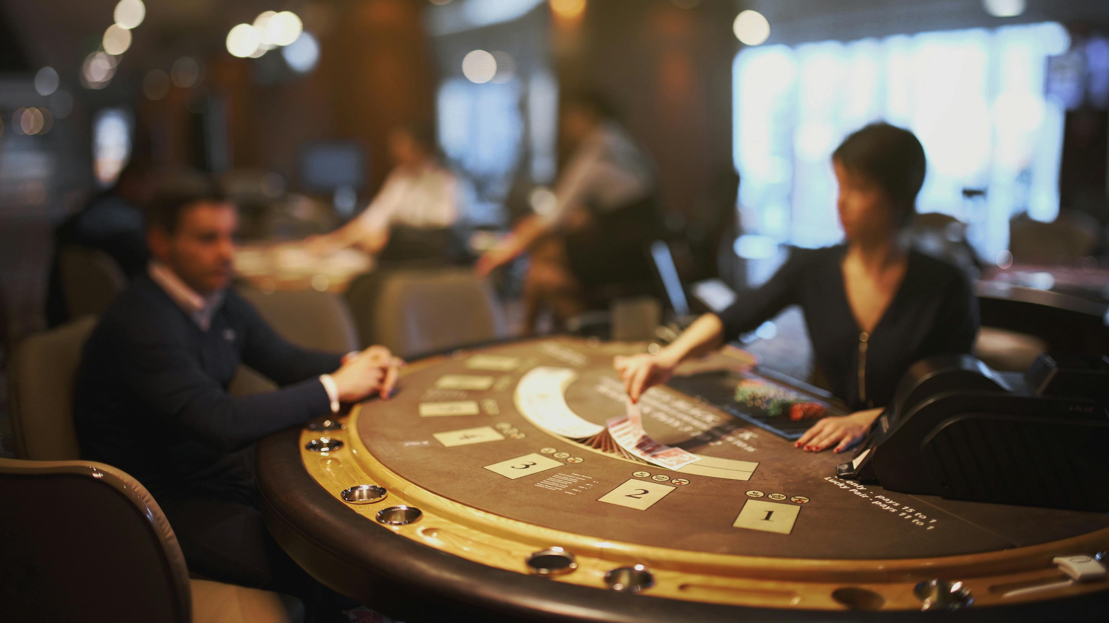 Dealer membagikan kartu di meja baccarat koboy slot