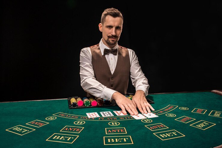 Dealer profesional membagikan kartu Teen Patti di studio HD koboy slot